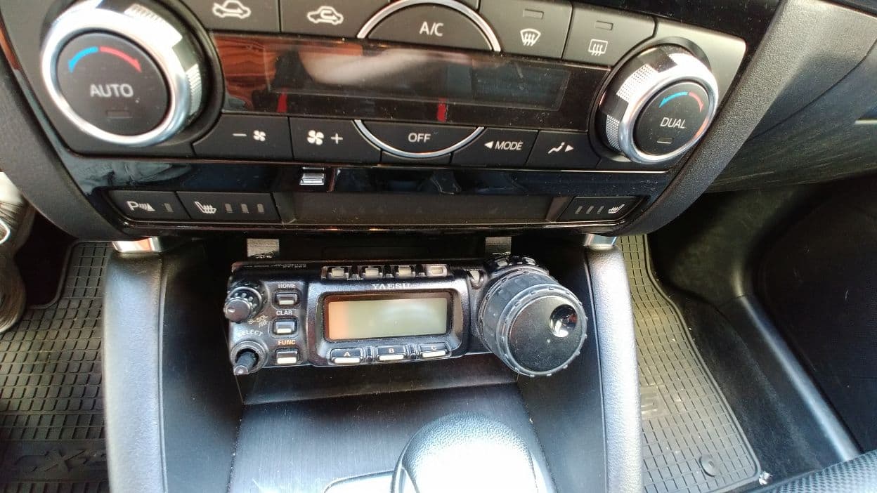 Photo of Universal head unit holder for Yaesu FT-857