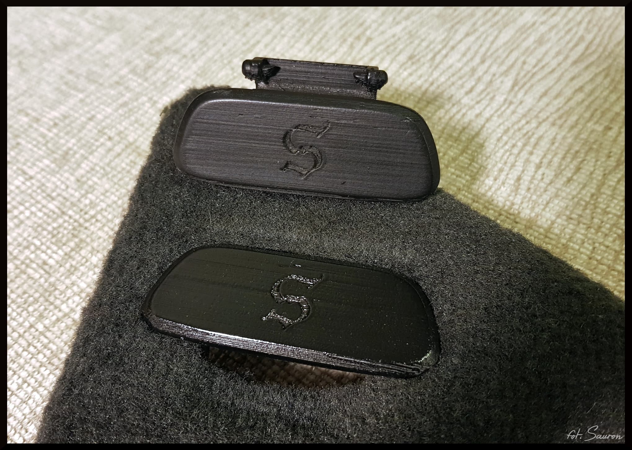 Photo of Volvo XC70/V70 trunk/luggage compartment lock handle