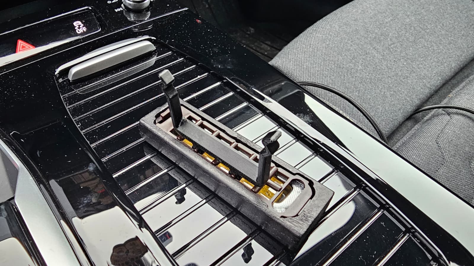 Audi (2025+) &ldquo;RITUALS&hellip;&rdquo; Air Freshener Holder / Vent Clip &ndash; A6 e-tron tested - image 3 of 3