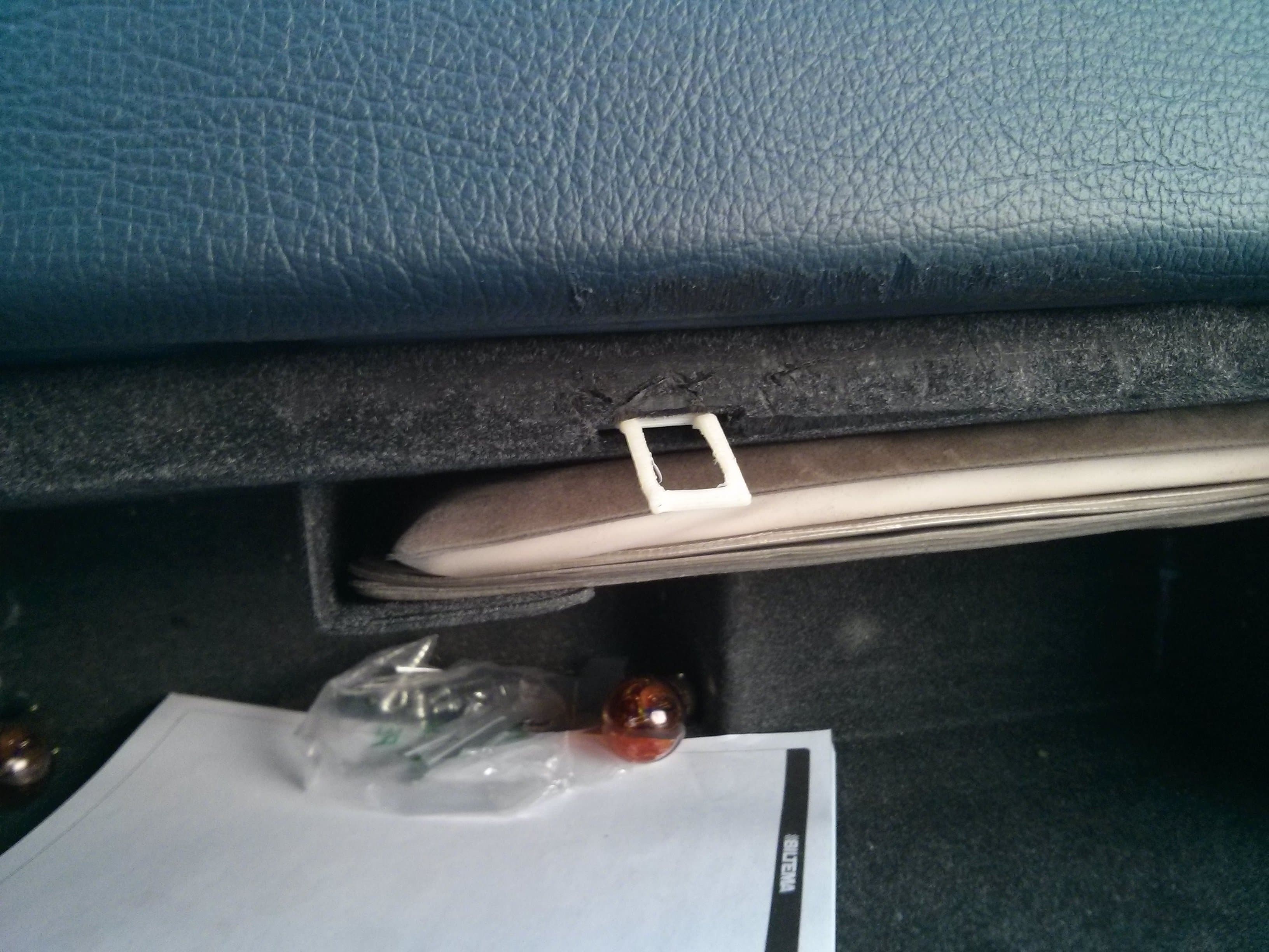 Volvo 850 -96 Glove box latch - image 2 of 2