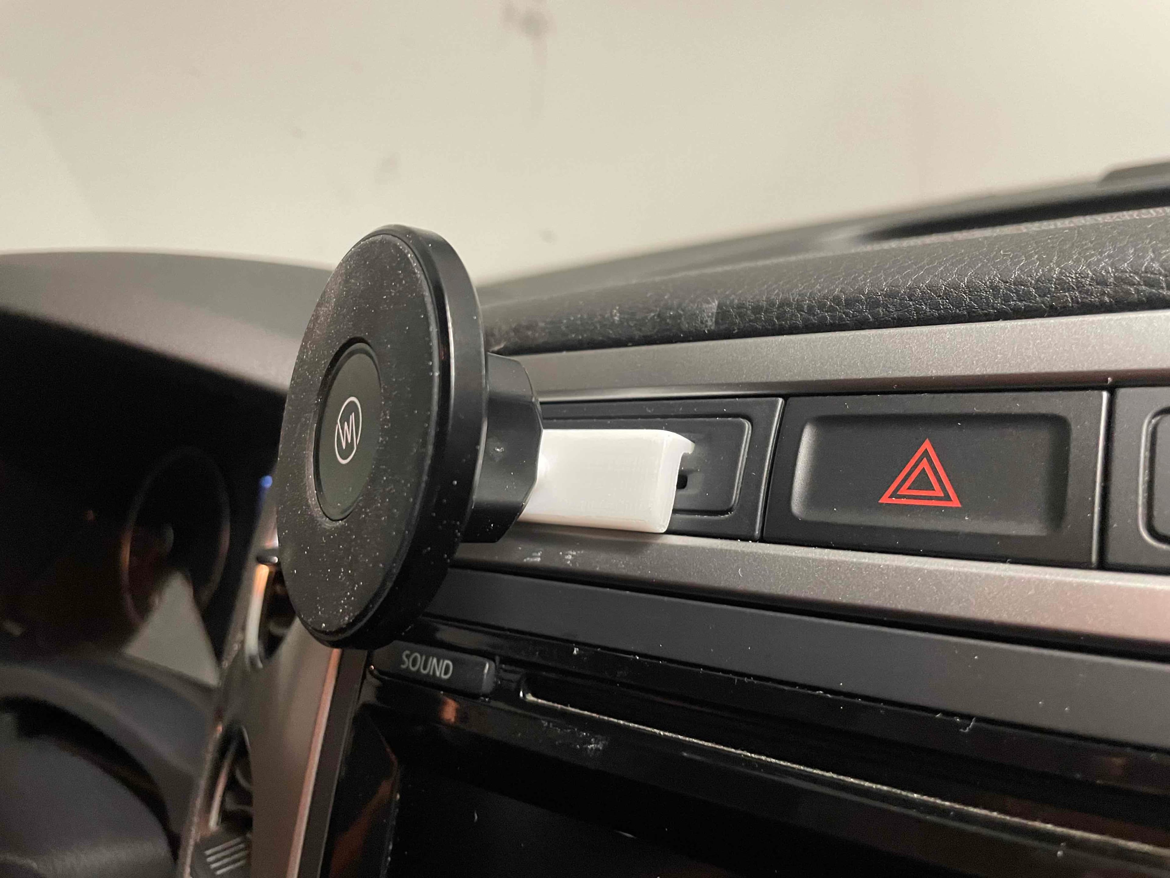 Photo of VW Tiguan Smartphone Holger Ball Mount