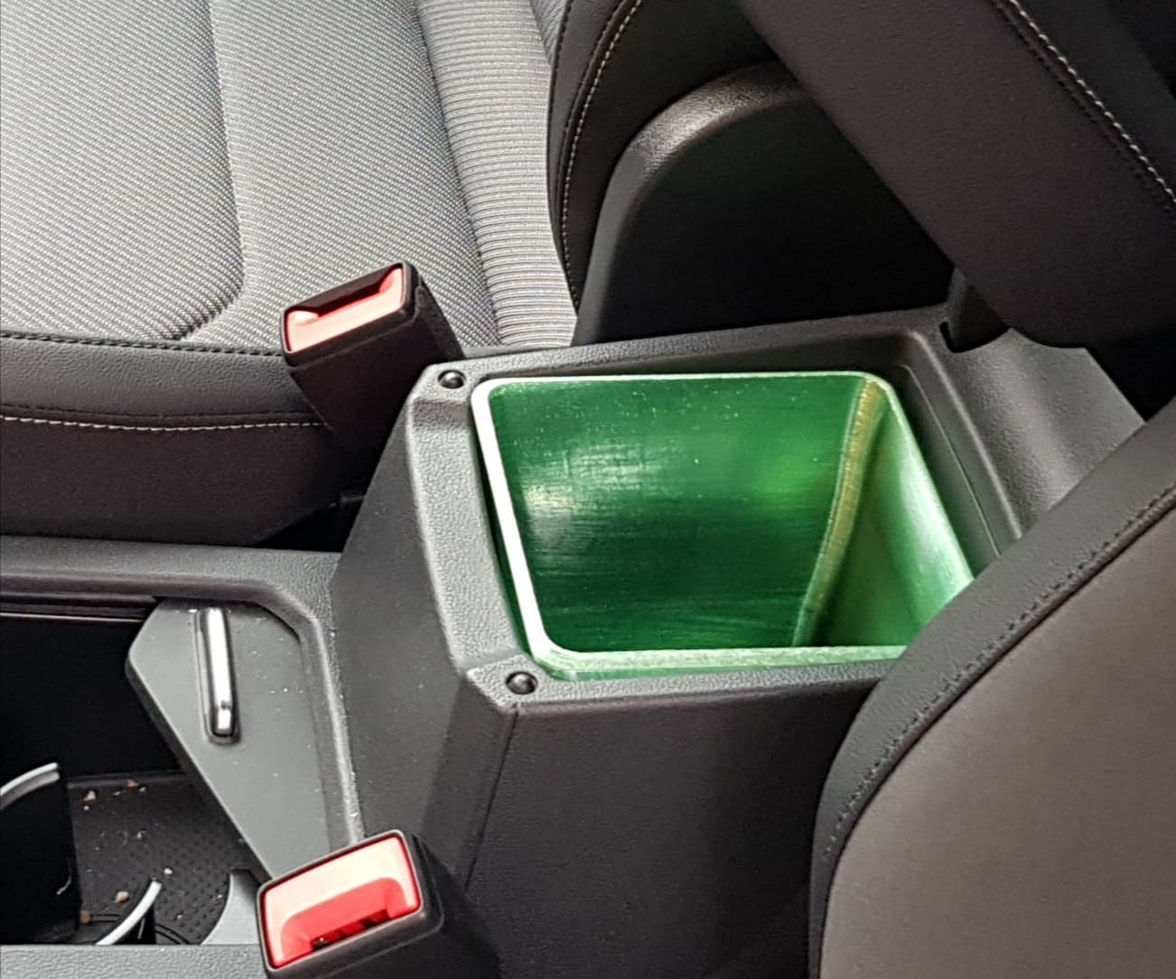 Volkswagen Tiguan trash can [bin] - image