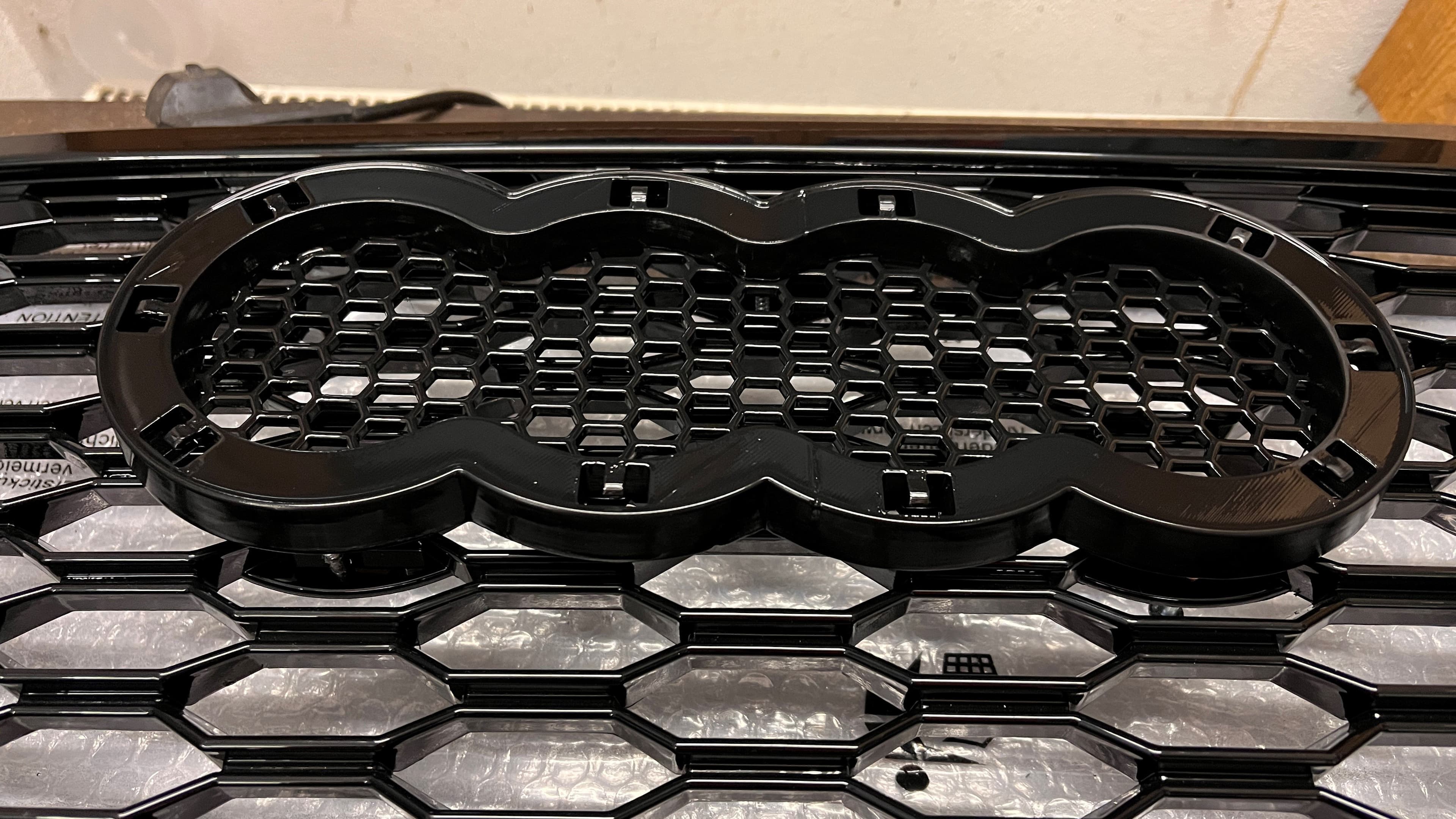 Audi A3 A4 A5 A6 A7 Wabengrill Emblemhalterung honeycomb grille badge holder - image 2 of 3