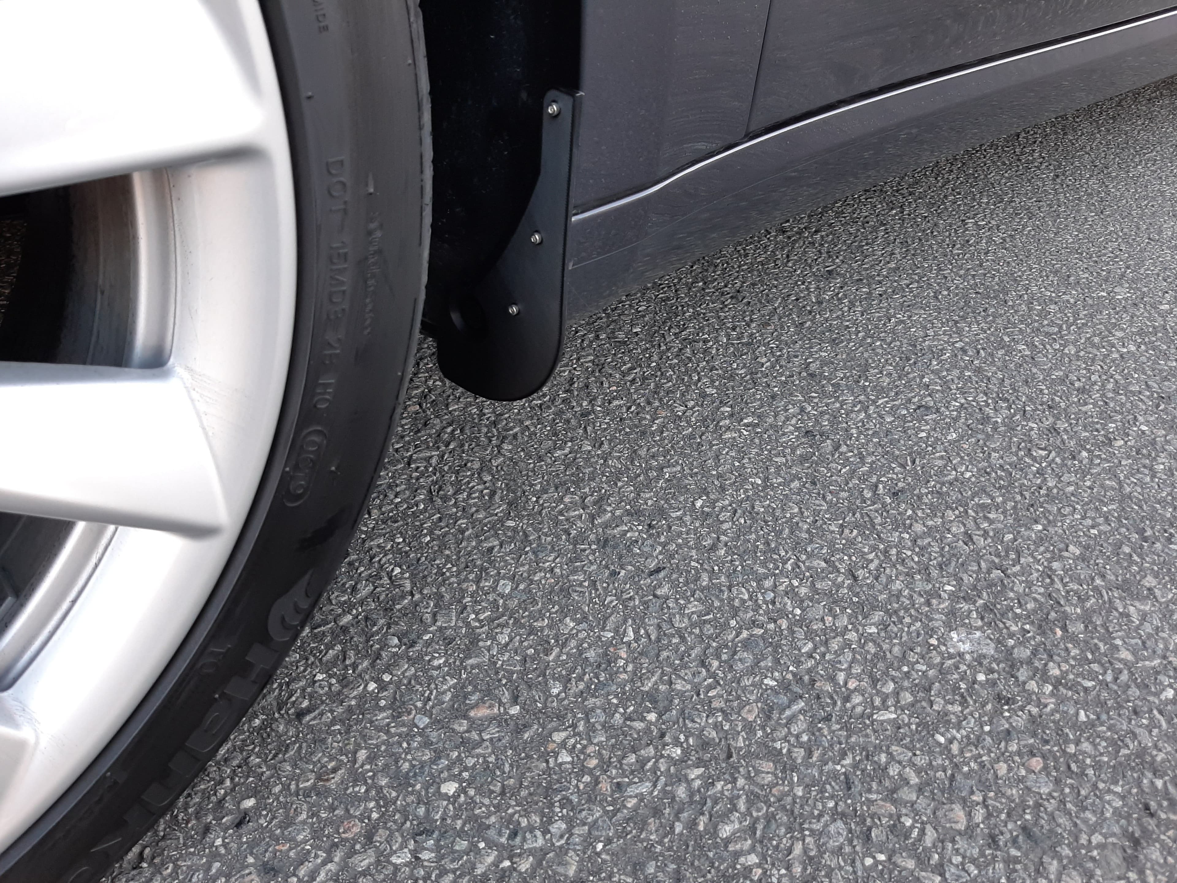 Tesla Model 3 Mud-guards front - image 3 of 3