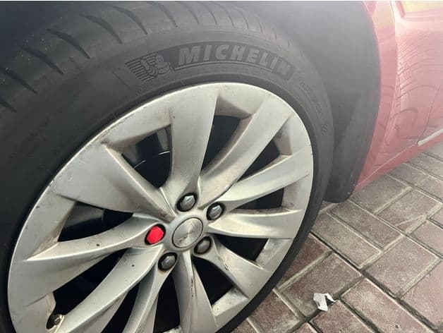 Tesla Model S and X lug nut cover - image 3 of 3