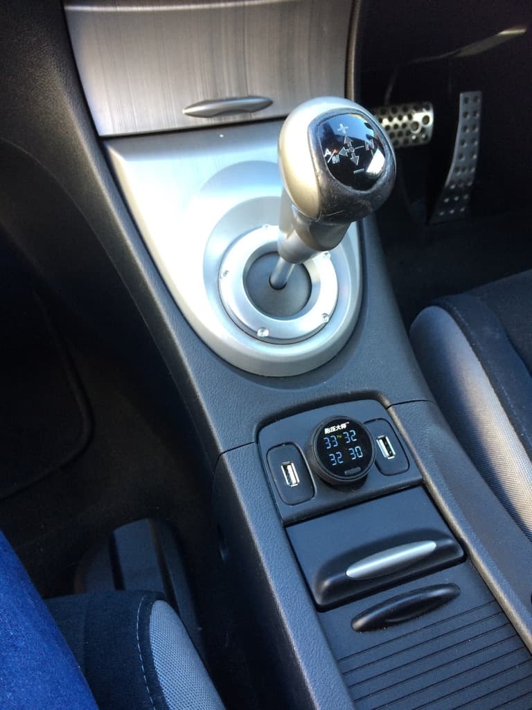 Honda Civic 2006 centre console USB ports - image 2 of 6