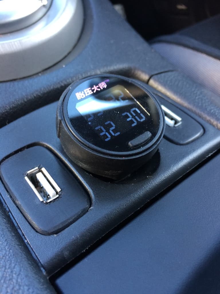 Honda Civic 2006 centre console USB ports - image 3 of 6