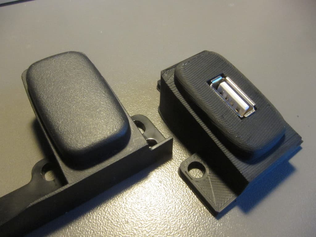 Honda Civic 2006 centre console USB ports - image 4 of 6