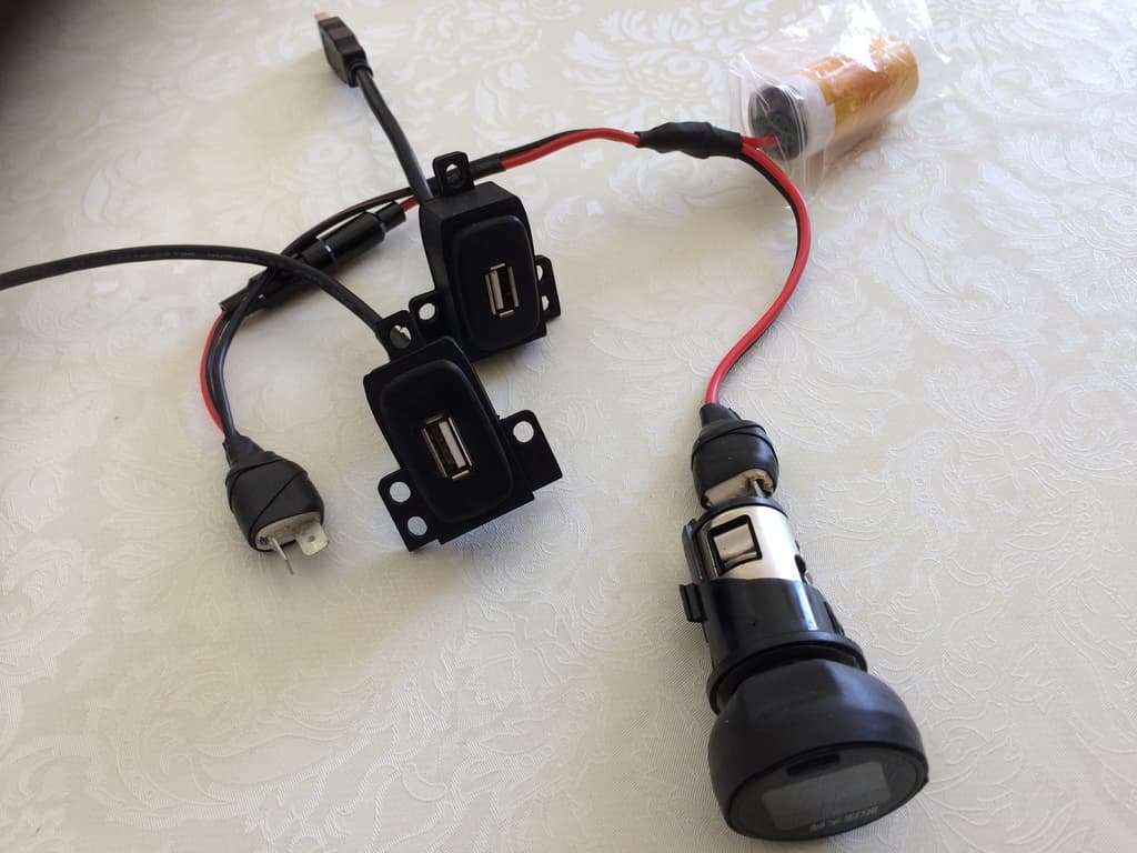 Honda Civic 2006 centre console USB ports - image 5 of 6
