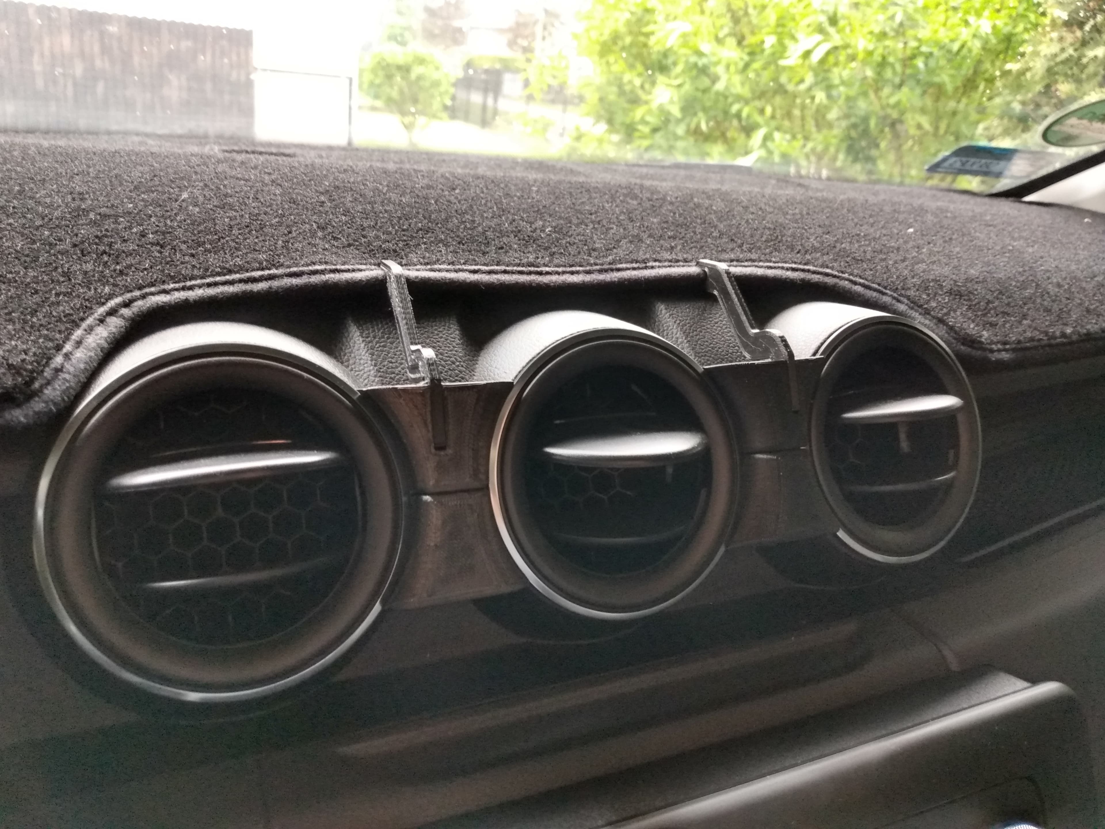 Dacia Duster 2 - dashboard cover (carpet) holder - image