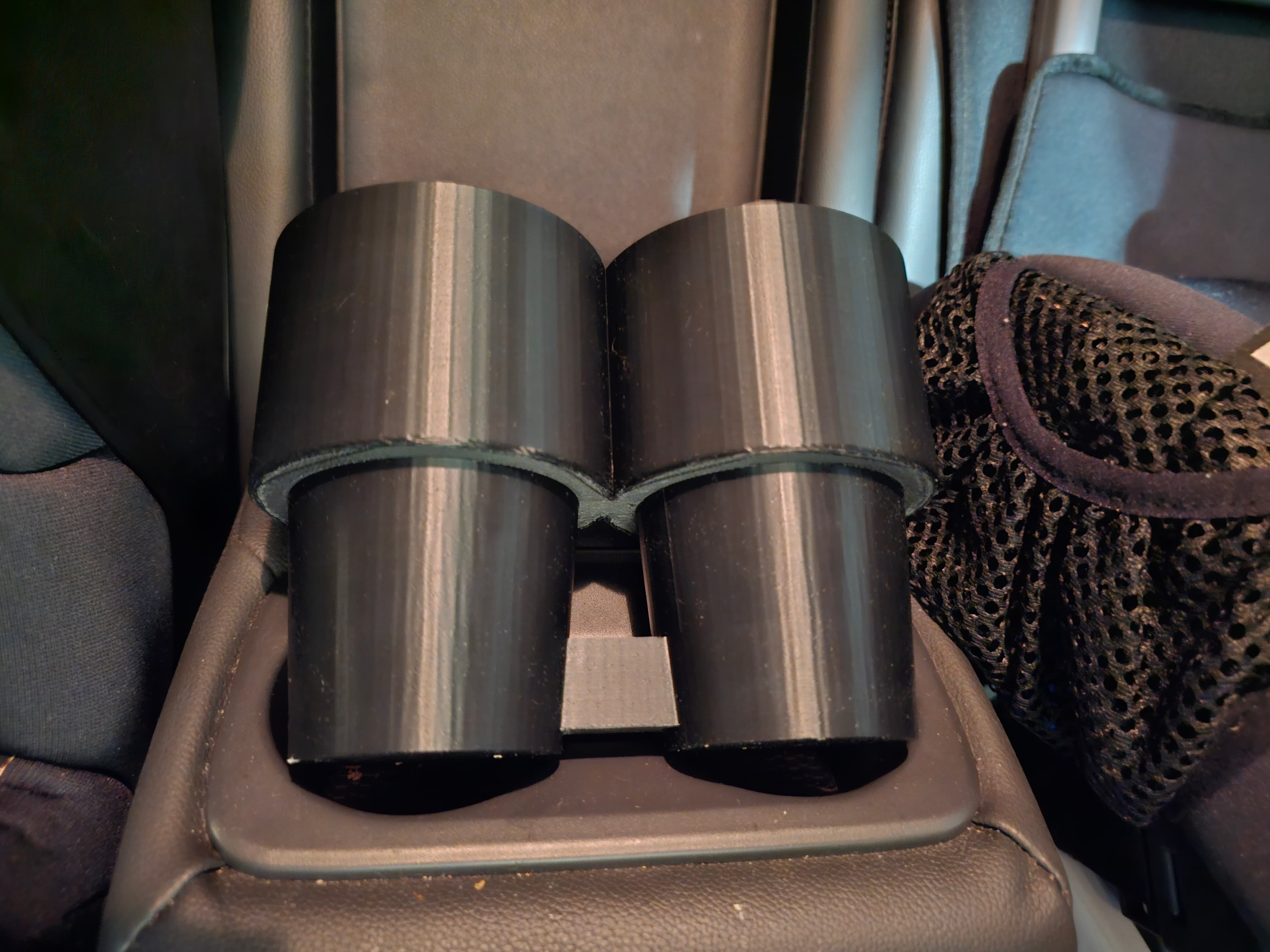 Yeti 18oz/532mL Hyundai Tucson rear cup holder - image 3 of 4