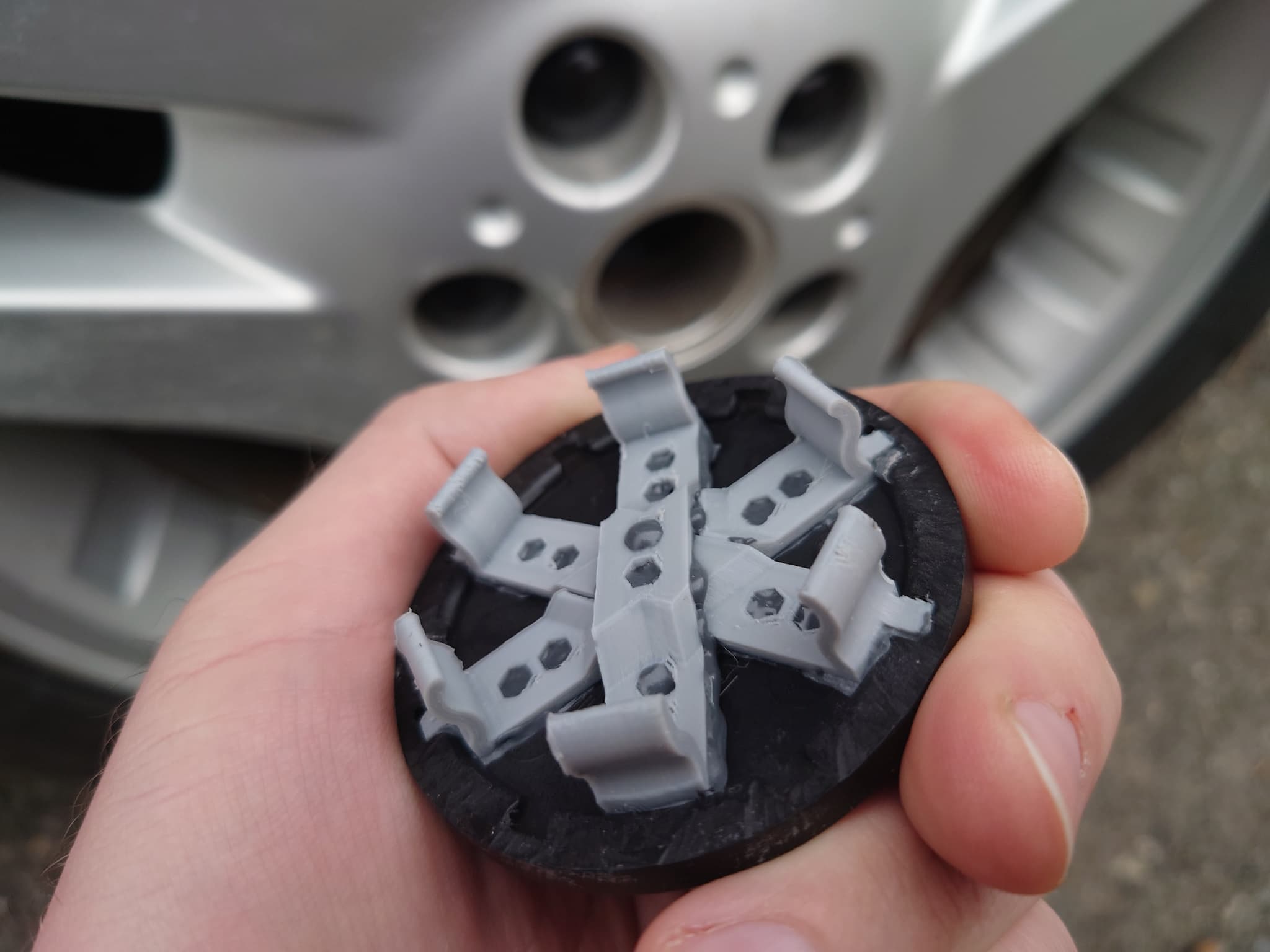 Center cap clips tabs solution for Land Rover wheels on a Saab 9-3 preview