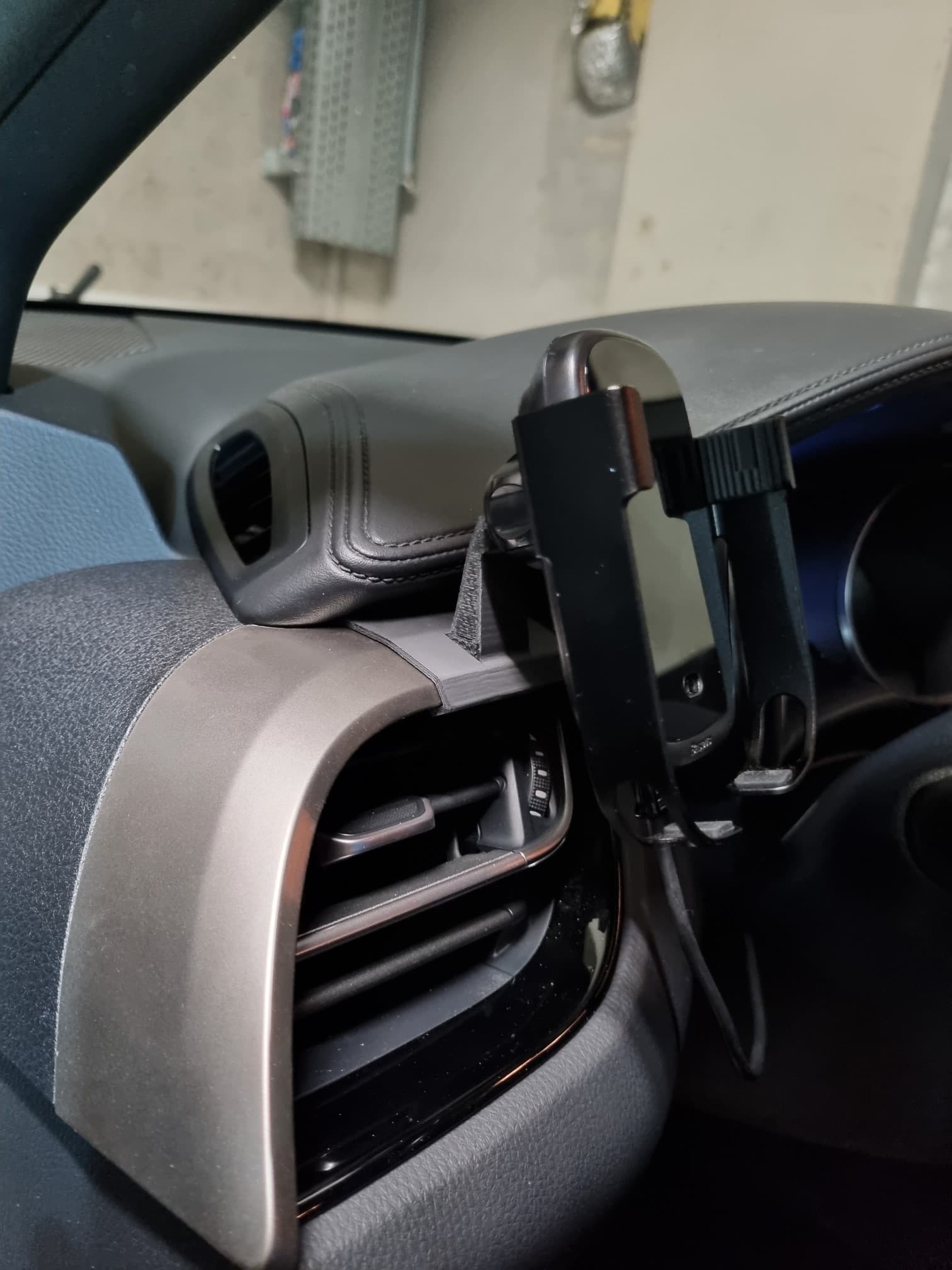 Phone car holder Toyota CH-R preview