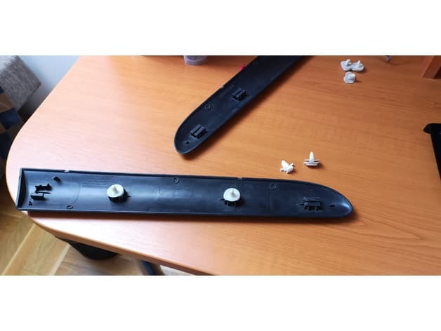 Photo of Renault Clio 2 exterior trim clip