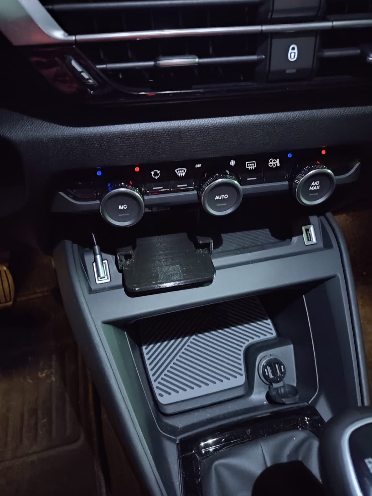 Citroen C4 2022 Poco F3 Phone Holder with Usb C - image 3 of 4