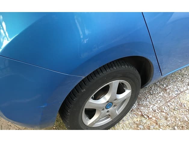 Nissan LEAF wheel hub cap - image 2 of 5