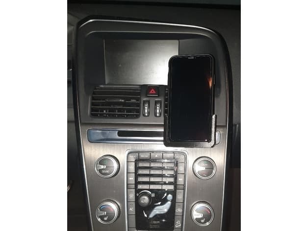 Volvo XC60 iPhone XR (with slim cover) mount CD-Slot preview