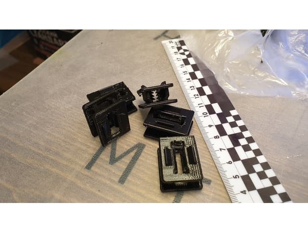 Volvo 8683718 fuel line clip preview
