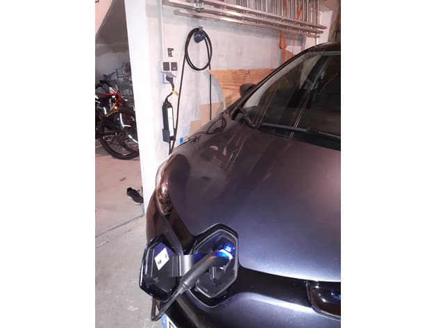 Renault Zoe charger wall support preview