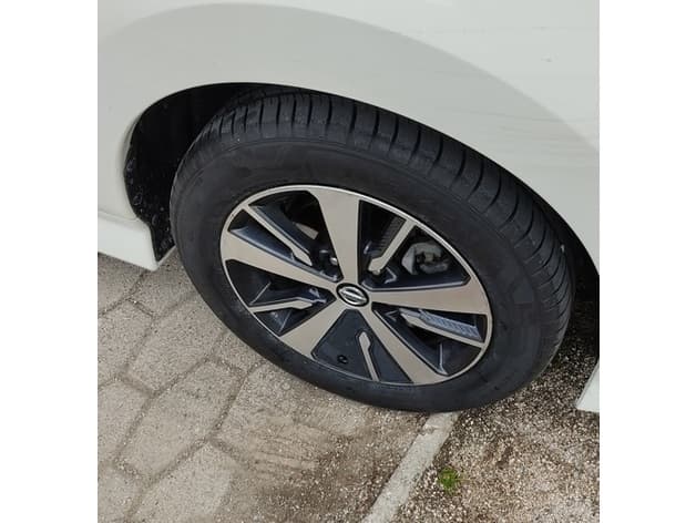 Photo of Nissan LEAF gen2 16" wheel aero covers