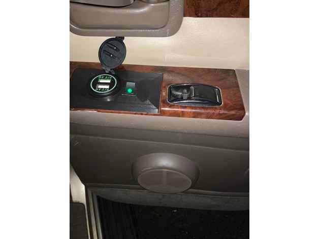 USB 2nd Row Ashtray 80 Series Land Cruiser/Lexus LX450 preview