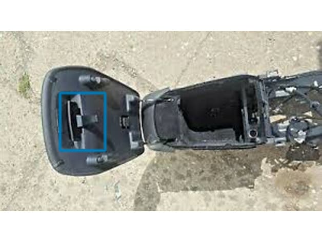 Ford Mondeo Mk5 Armrest lock hook - image