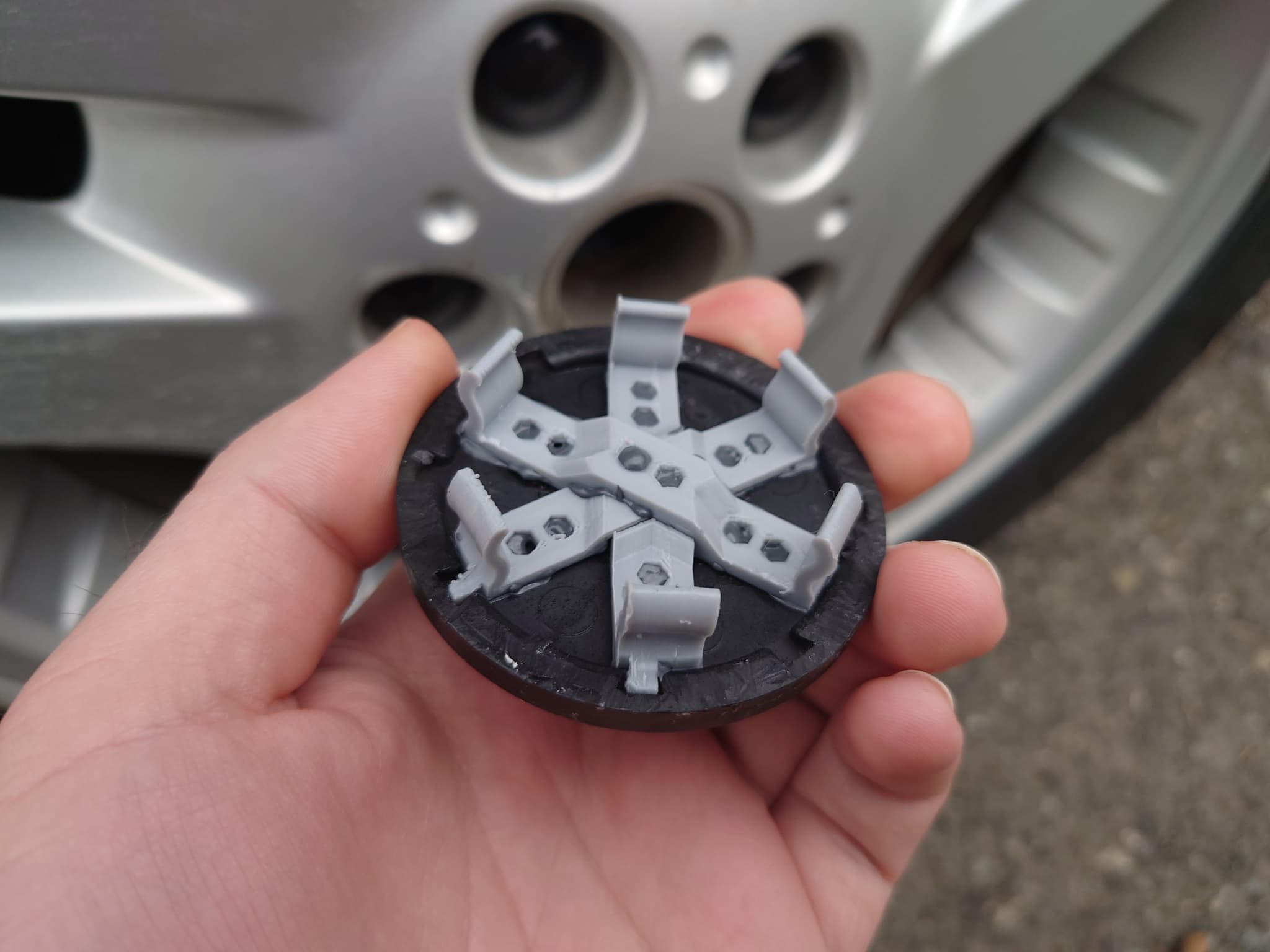 Center cap clips tabs solution for Land Rover wheels on a Saab 9-3 preview