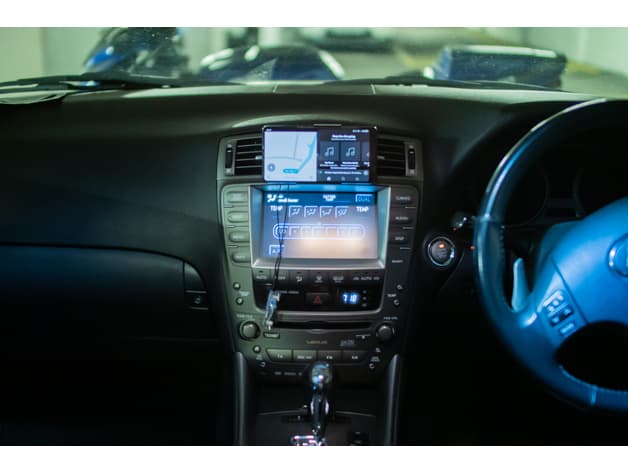 Lexus IS220/IS250/IS350 phone holder + Qi wireless charging - image