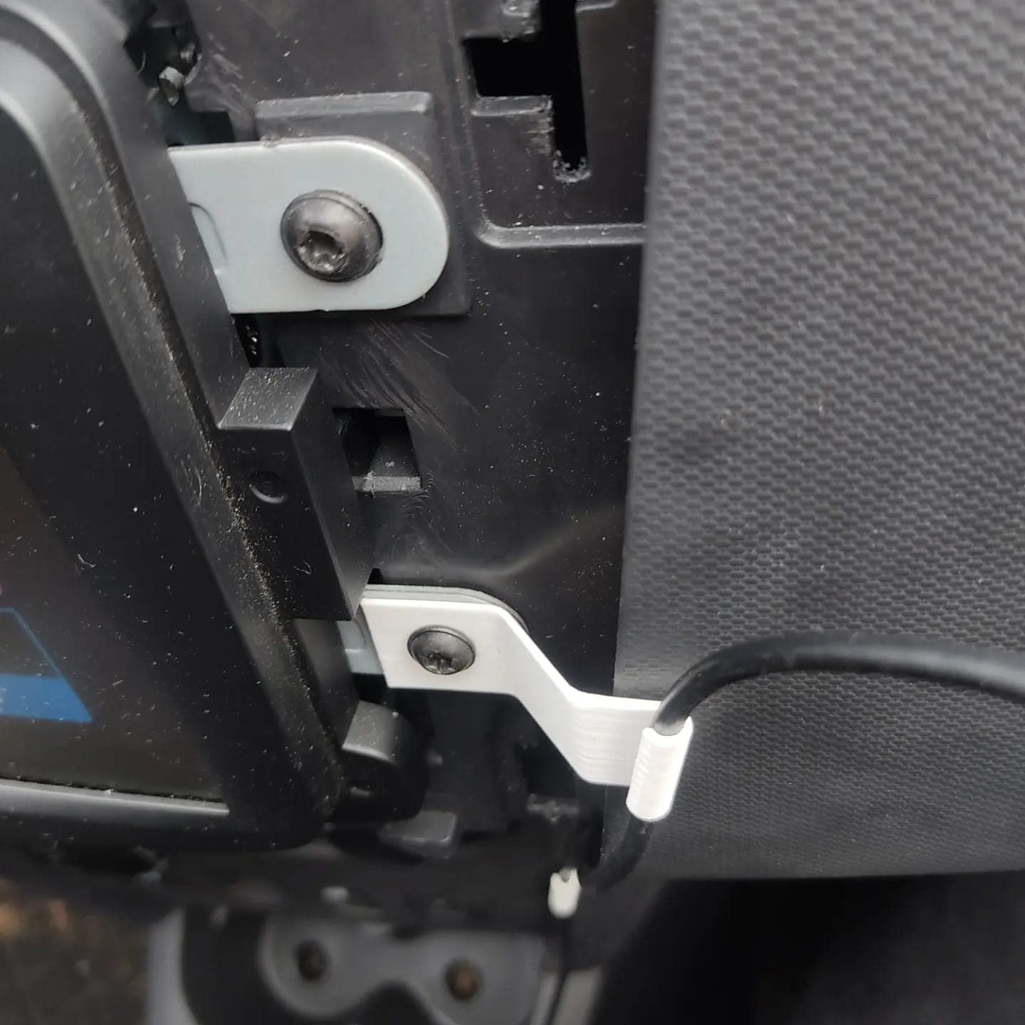 Dacia Logan / Sandero II Medianav cable holder / grabber - image