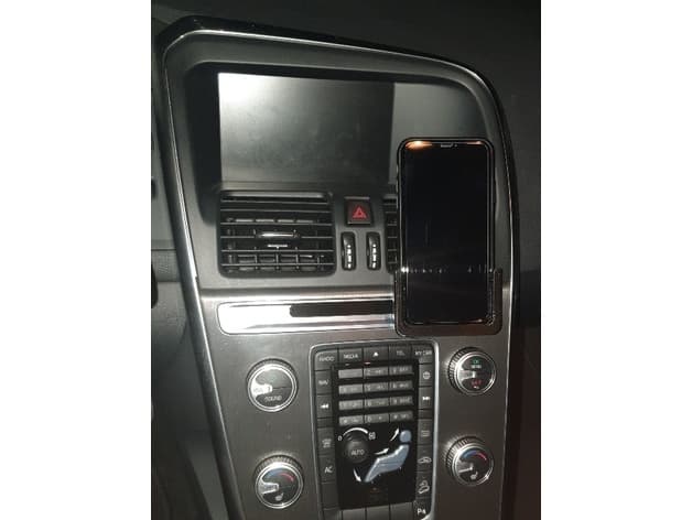 Photo of Volvo XC60 iPhone XR (with slim cover) mount CD-Slot