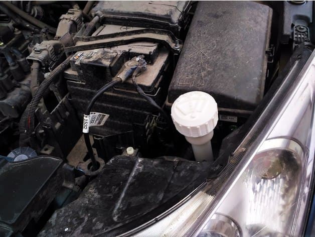 The lid of the washer fluid reservoir in the Chevrolet Cruze preview