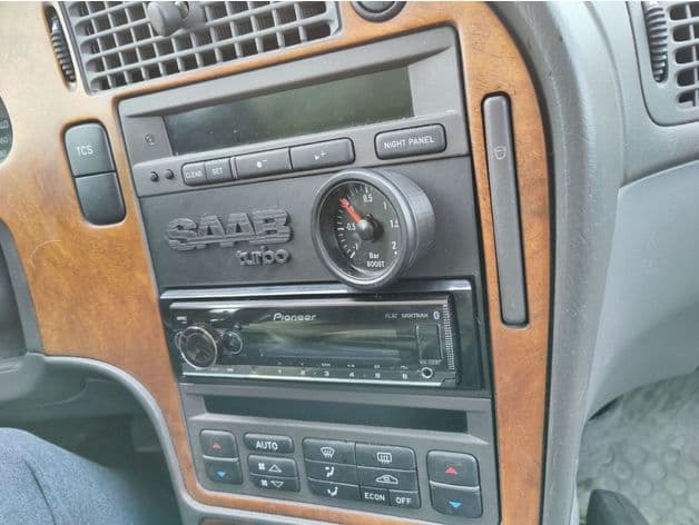 Photo of Saab 9-5 1din adapter with gauge hole